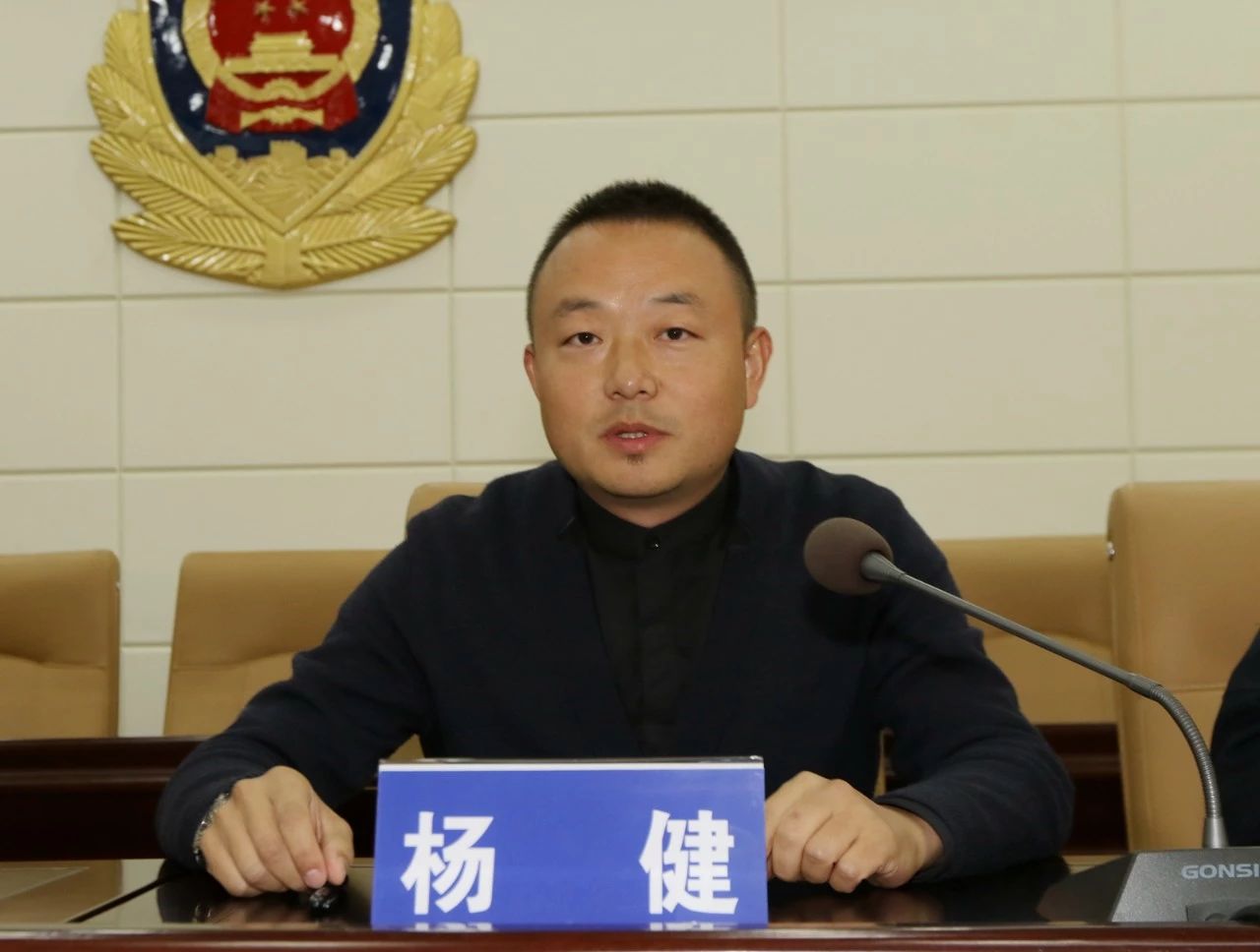 杨健以《严守云南北大门 情系永仁保平安》为主题对袁建新在永仁三年