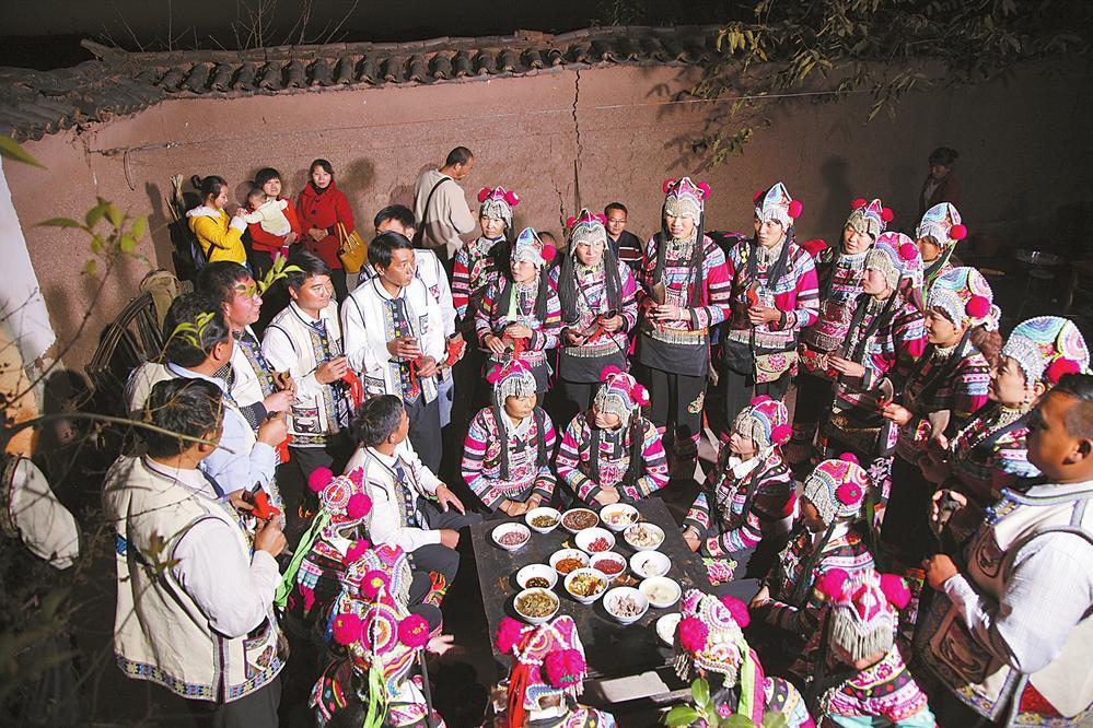 彝族群众唱起祝福的酒歌。花云 摄.jpg 彝族群众唱起祝福的酒歌。花云 摄.jpg