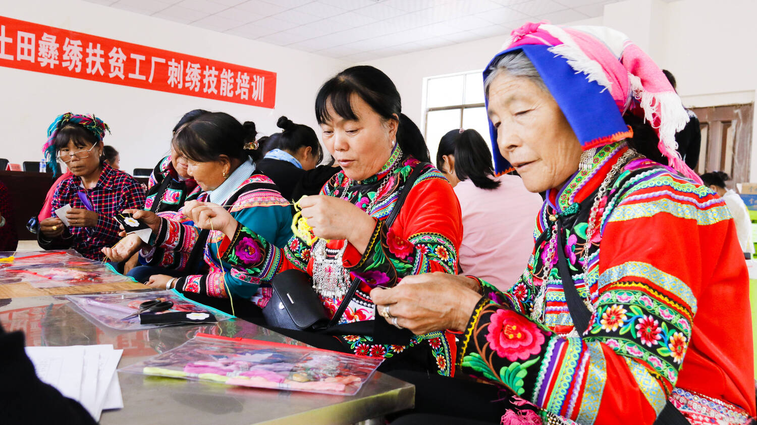 12.红土田彝绣扶贫工厂举行技能培训.jpg 12.红土田彝绣扶贫工厂举行技能培训.jpg